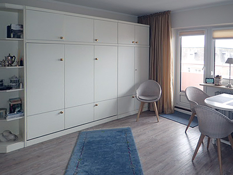 Wohnzimmer mit Schrankbett